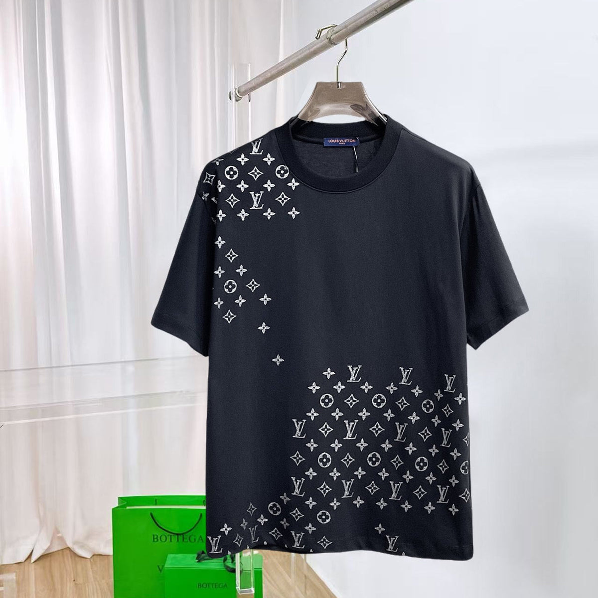 LV 2026 Men Short-sleeved T-shirt Monogram Cotton 303489