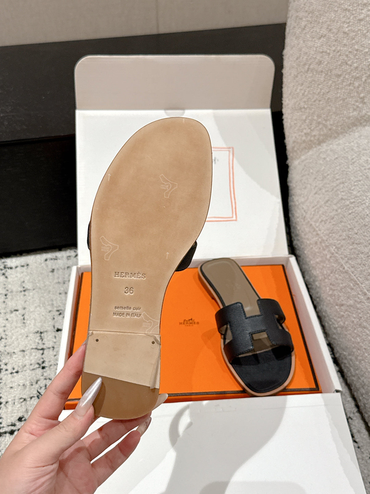 HM 25 Oran Sandal Black Epsom Etoupe Calfskin