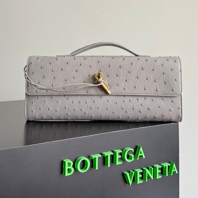 Bottega Veneta 2026 Andiamo Clutch 31cm Light Gray Ostrich Leather 136971
