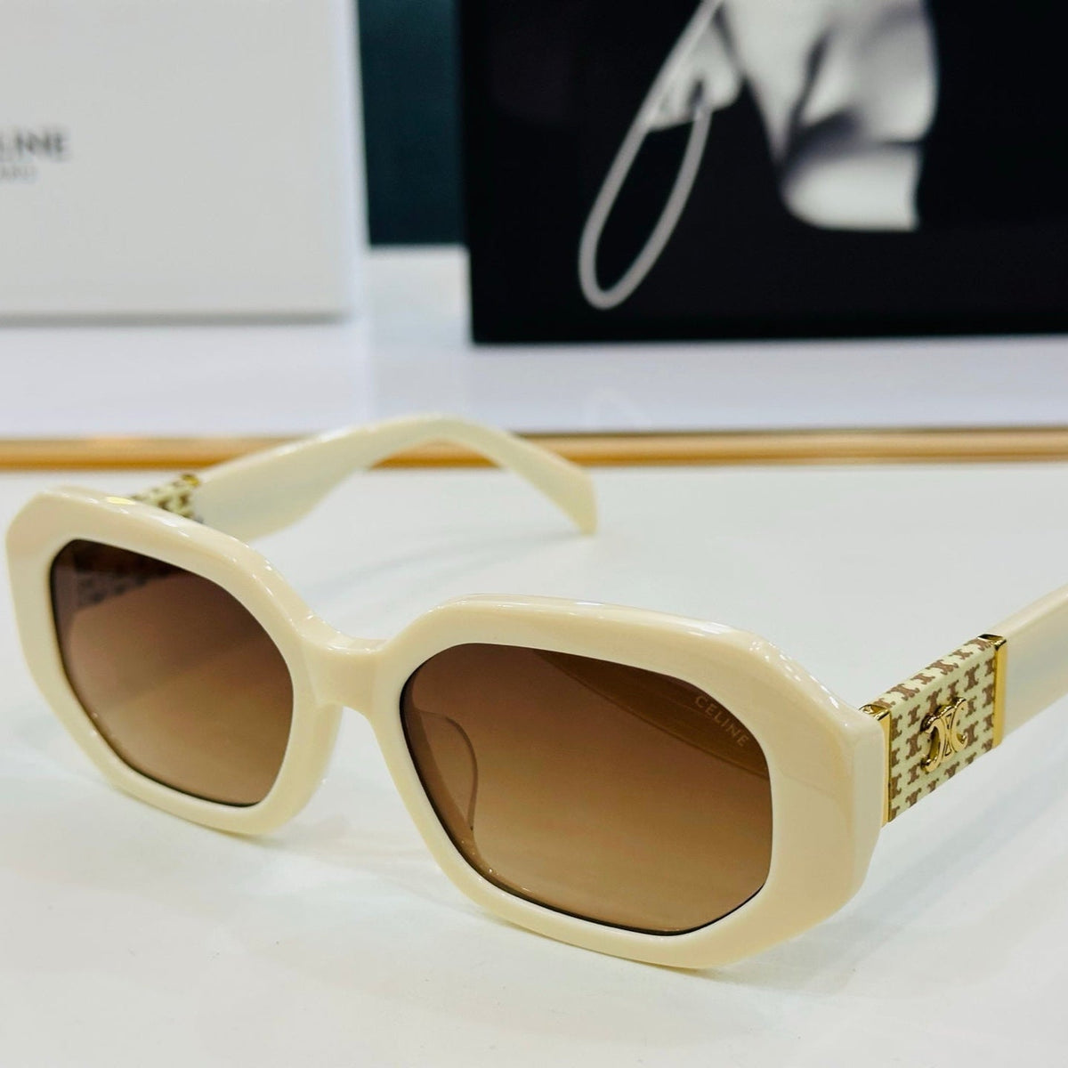 TRIOMPHE OVAL SUNGLASS CL40169 IN ACETATE