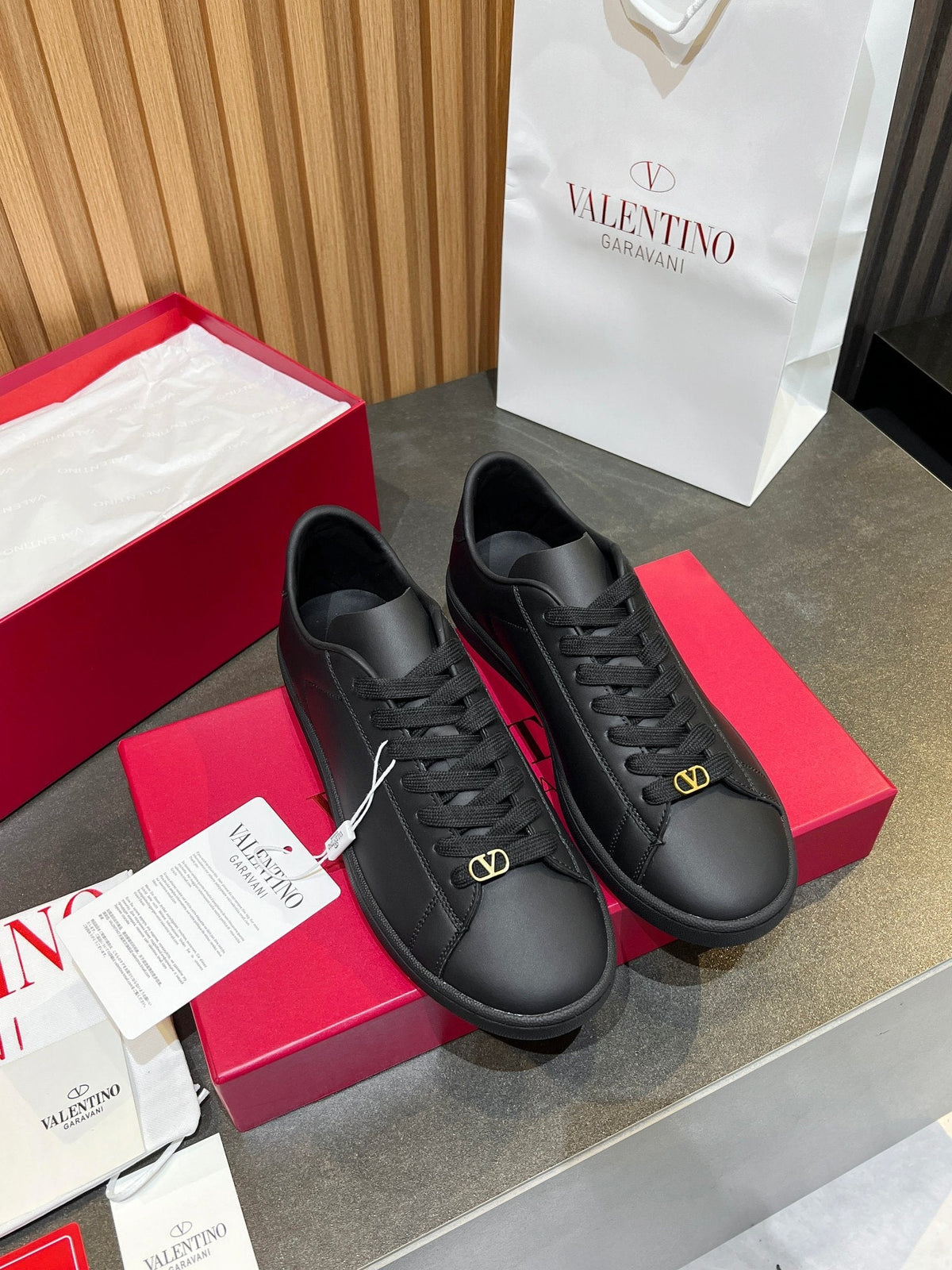 VT 25S  Casual Sneakers Black Cowhide 563092