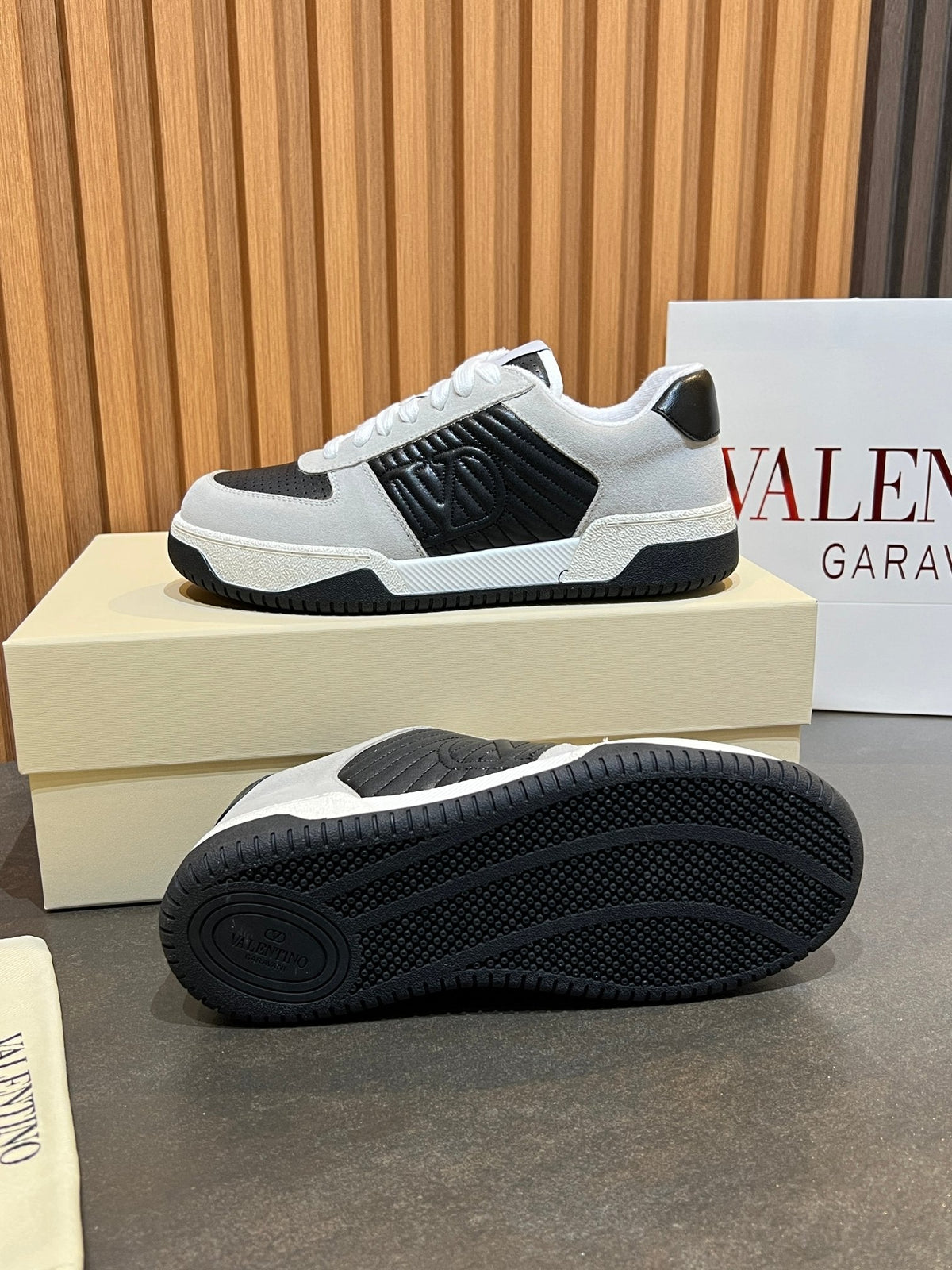 VT 25S Couple Sneakers White Black Calfskin Suede 563102