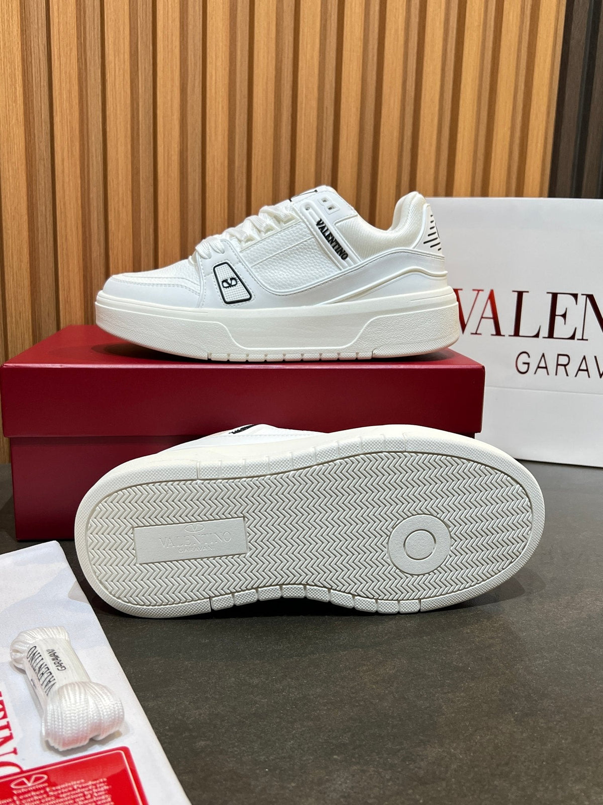 VT 25S Couple Sneakers White Calfskin 563122