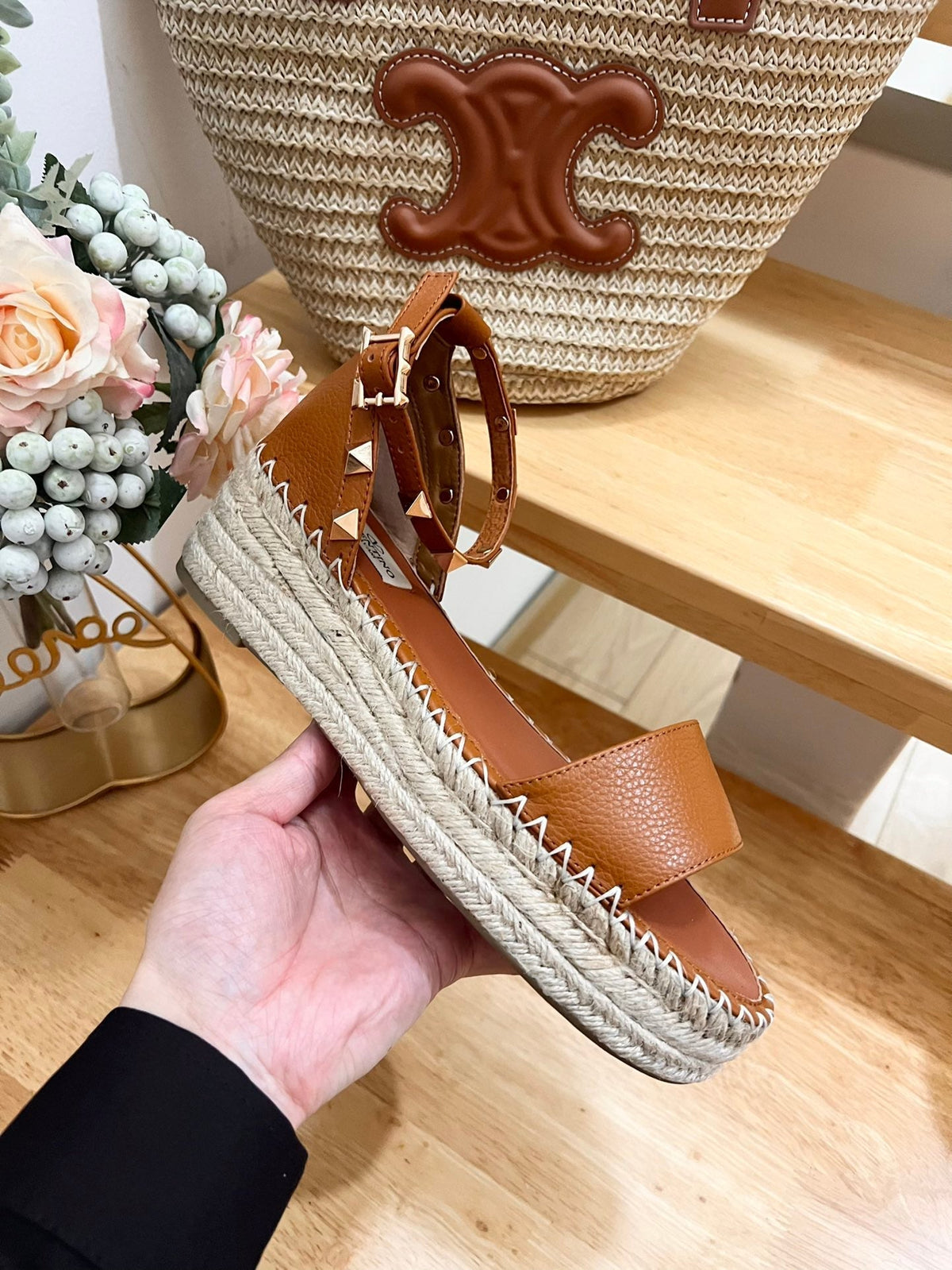 ROCKSTUD FLATFORM SANDAL IN CHOCOLATE BROWN CALFSKIN