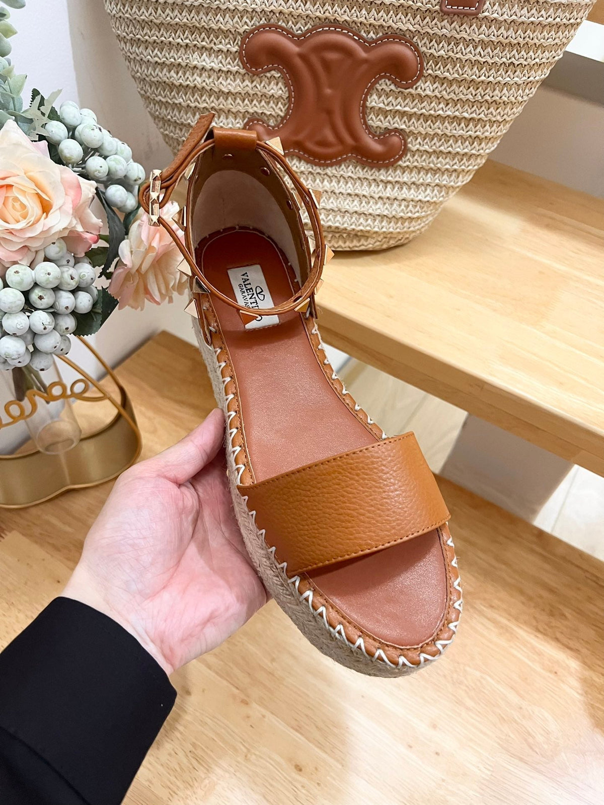 ROCKSTUD FLATFORM SANDAL IN CHOCOLATE BROWN CALFSKIN