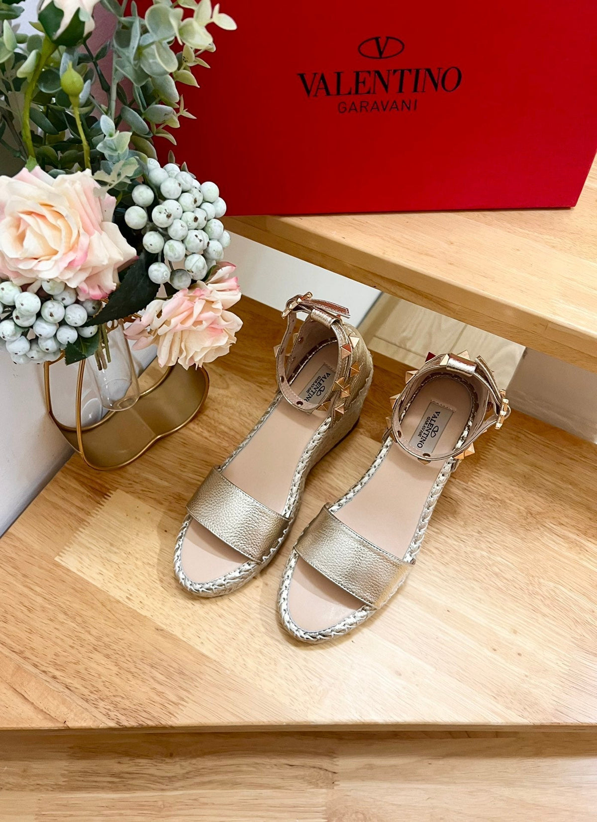 Double Rockstud Grainy Calfskin Wedge Sandal In Light Yellow Metallic Cowhide And Raffia 852841
