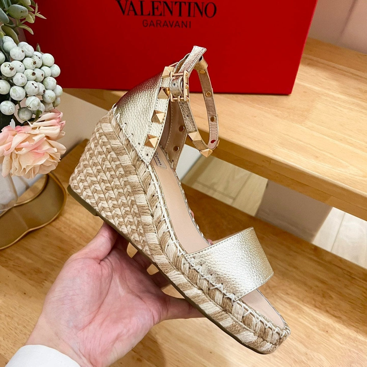 Double Rockstud Grainy Calfskin Wedge Sandal In Light Yellow Metallic Cowhide And Raffia 852841