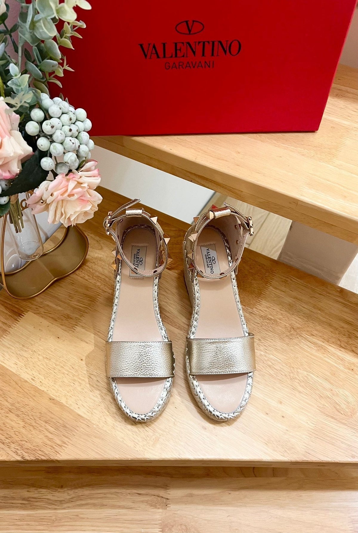 Double Rockstud Grainy Calfskin Wedge Sandal In Light Yellow Metallic Cowhide And Raffia 852841