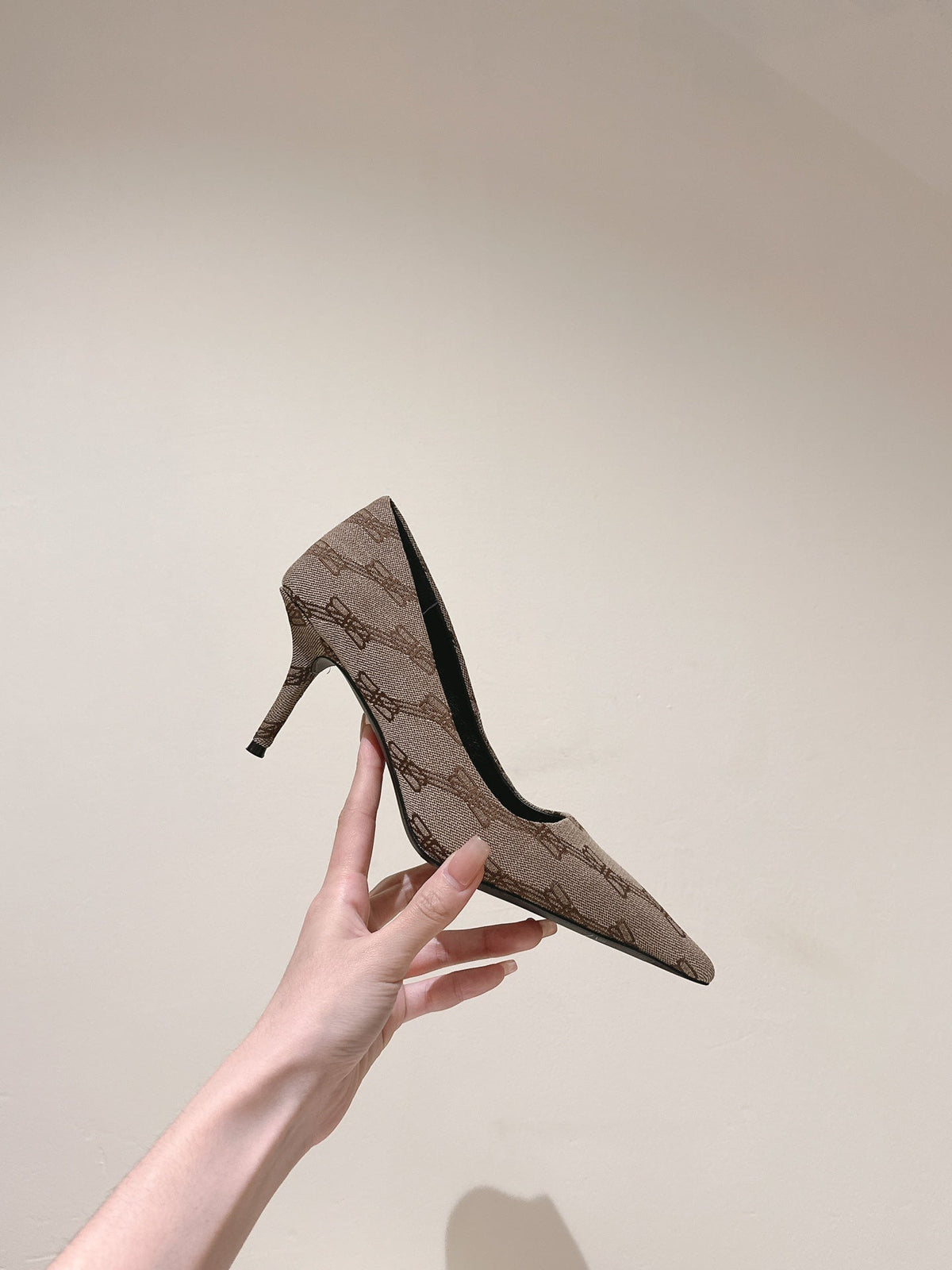 POINTED HIGH PUMPS IN BEIGE MONOGRAM JACQUARD FABRIC