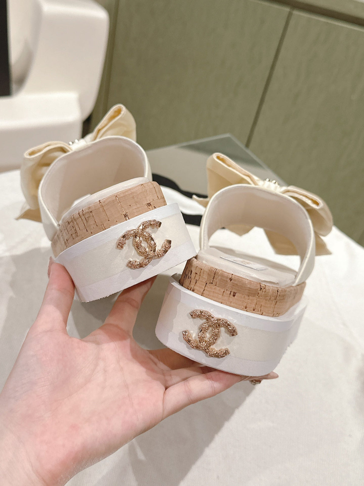 CC SLIPPERS WITH SILK BOW IN WHITE COWHIDE