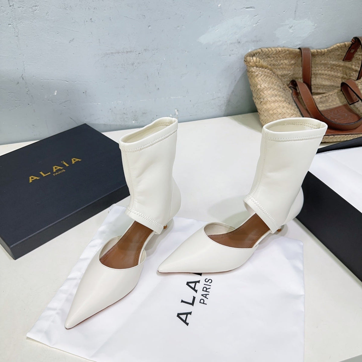 Alaia's new fall/winter ankle boots white sheepskin 388515