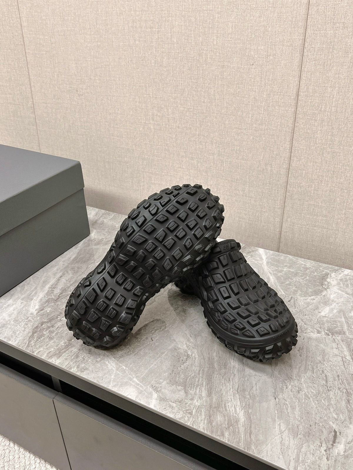 BOUNCER CLOG IN BLACK RUBBER
