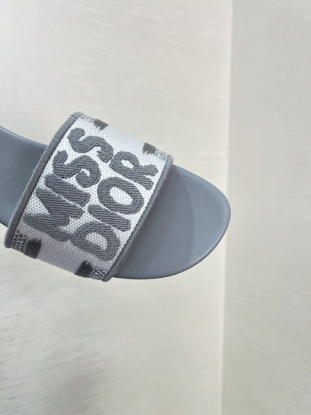 dway slide embroidered grey cotton