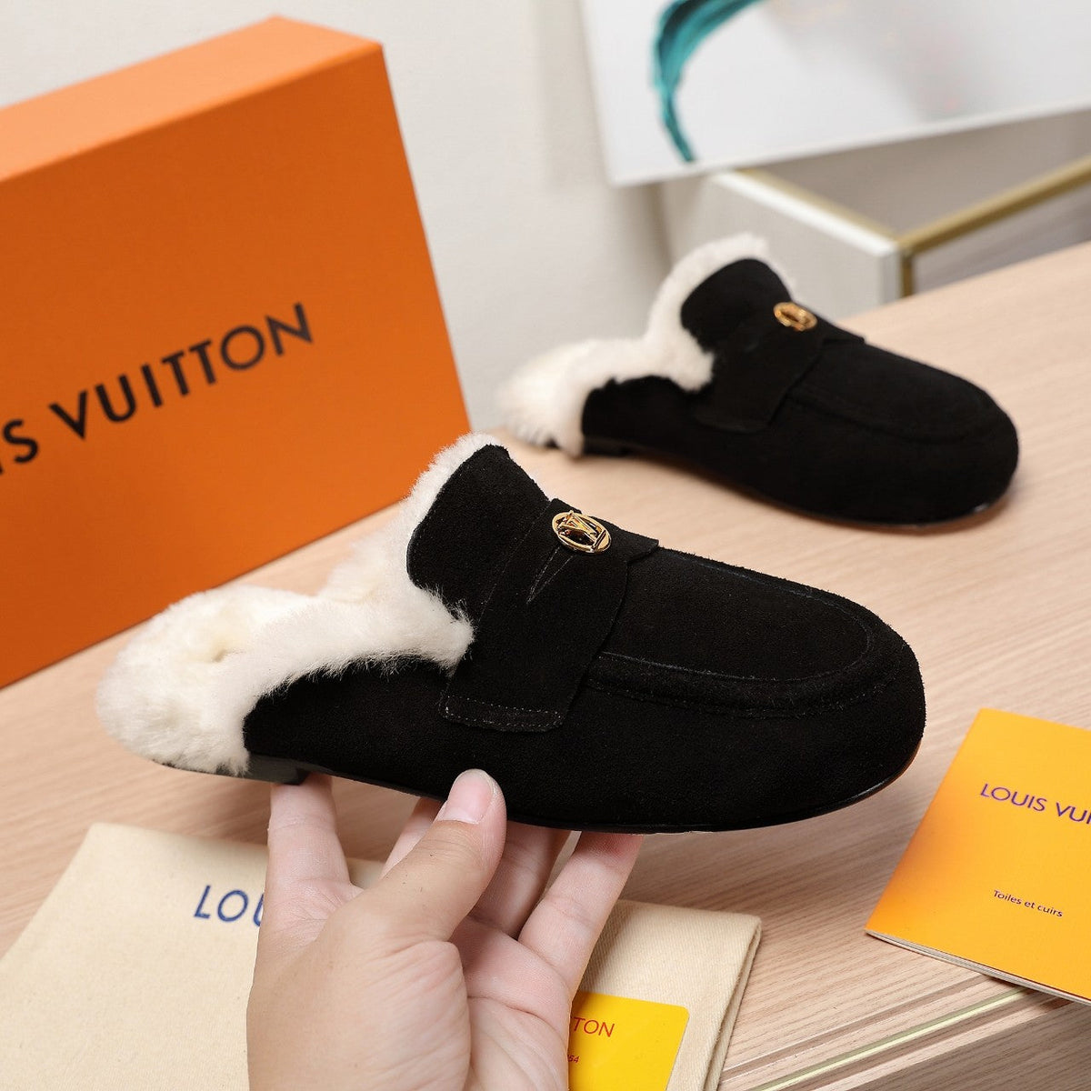 LV 25C Flat Mule Black Suede With white fleece 218296