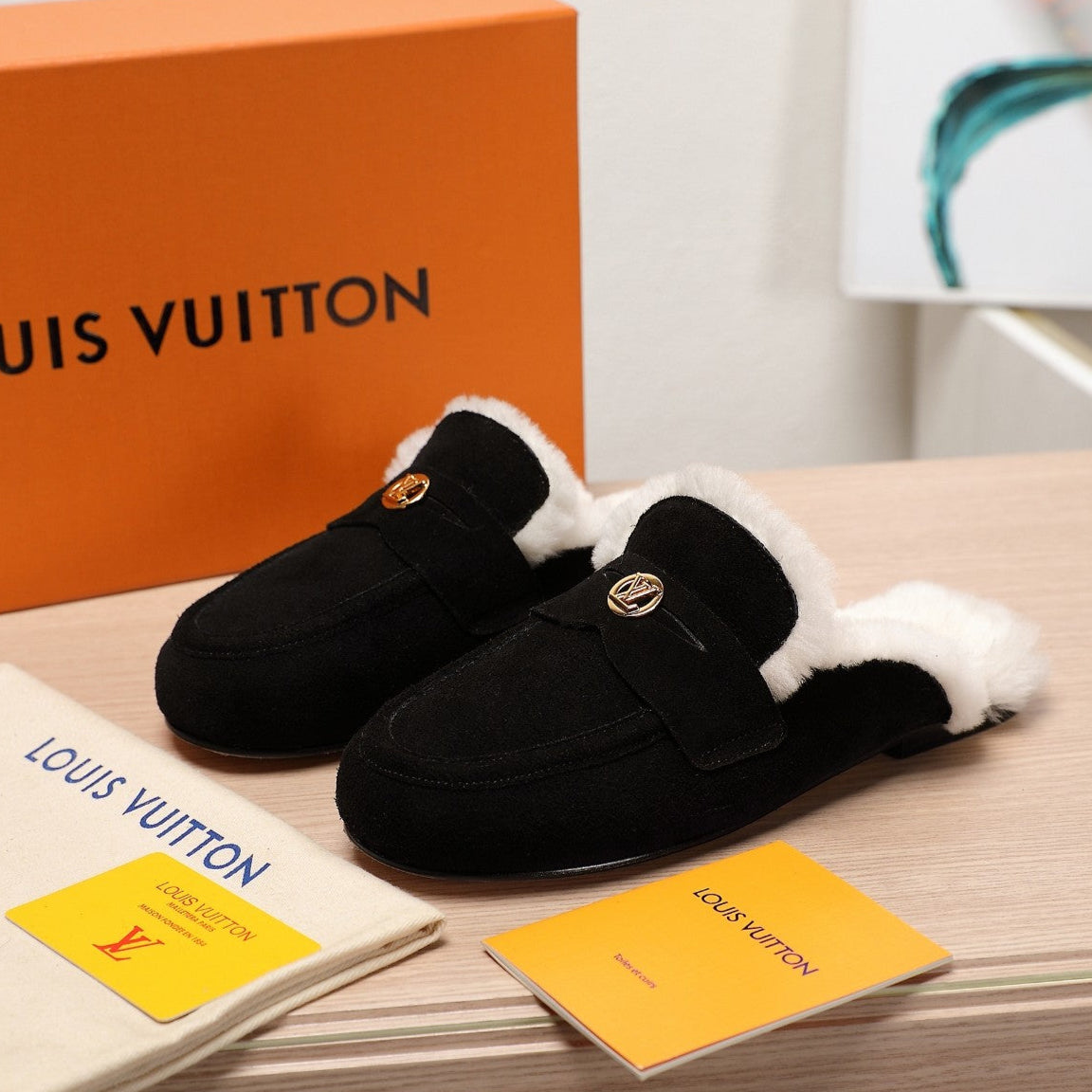 LV 25C Flat Mule Black Suede With white fleece 218296