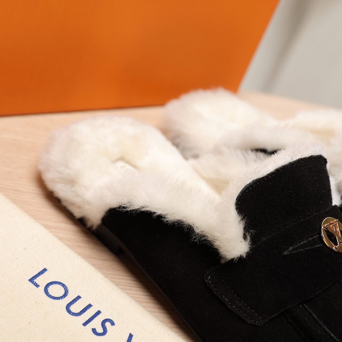 LV 25C Flat Mule Black Suede With white fleece 218296
