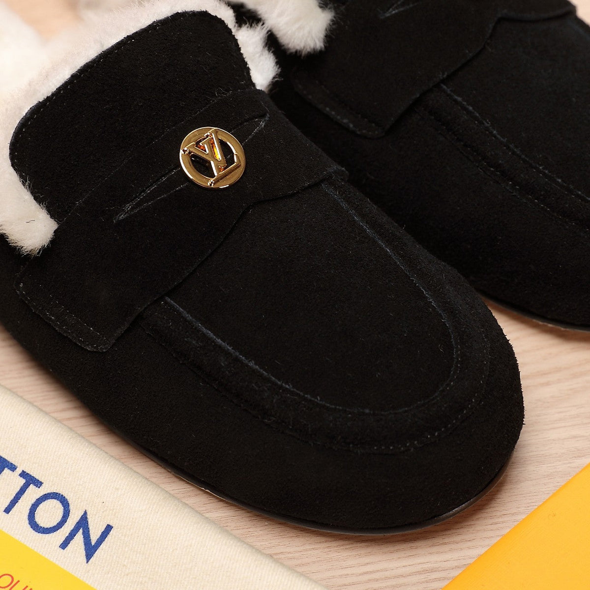 LV 25C Flat Mule Black Suede With white fleece 218296