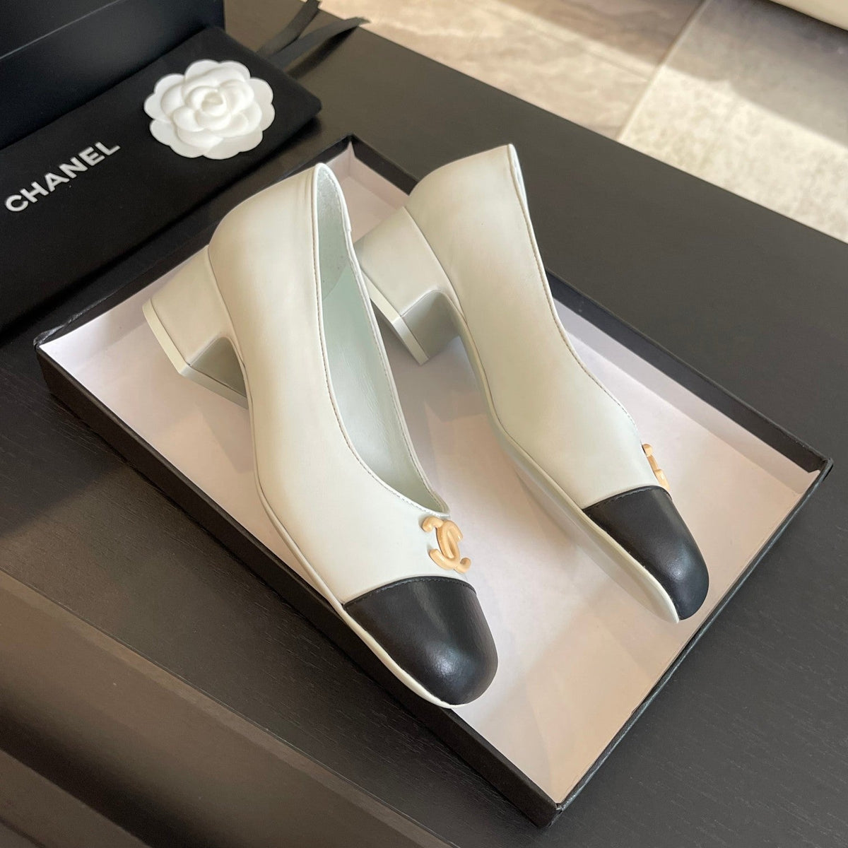cc pump 50 white black calfskin