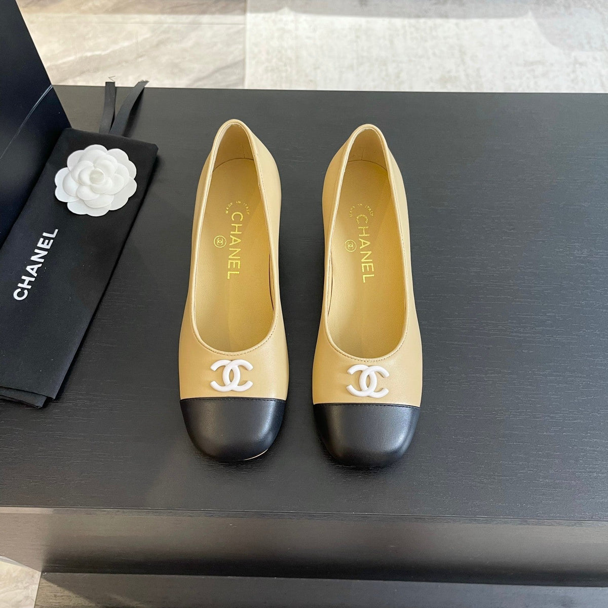 cc pump 50 beige black calfskin