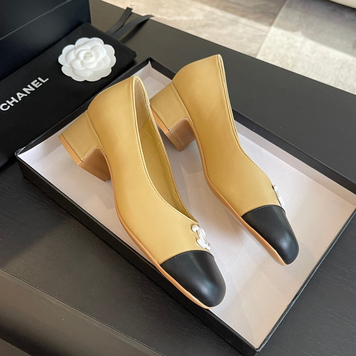 cc pump 50 beige black calfskin