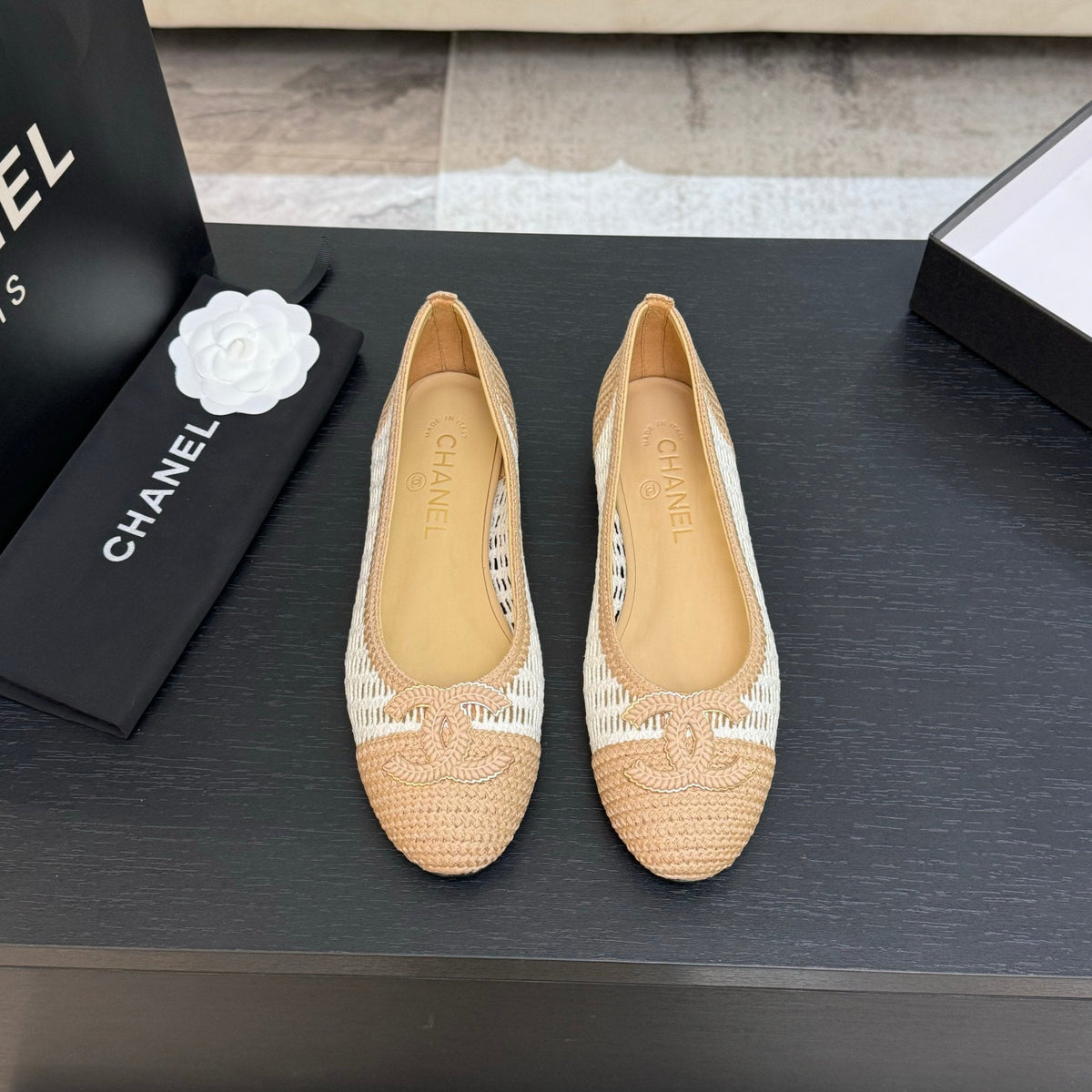 CC 25P Ballet Flat White Beige Raffia Large Logo