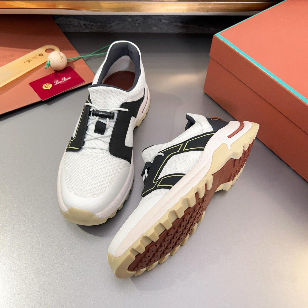 LP TRAIL HIKER WALK SNEAKER BLACK AND WHITE MESH BREATHABLE
