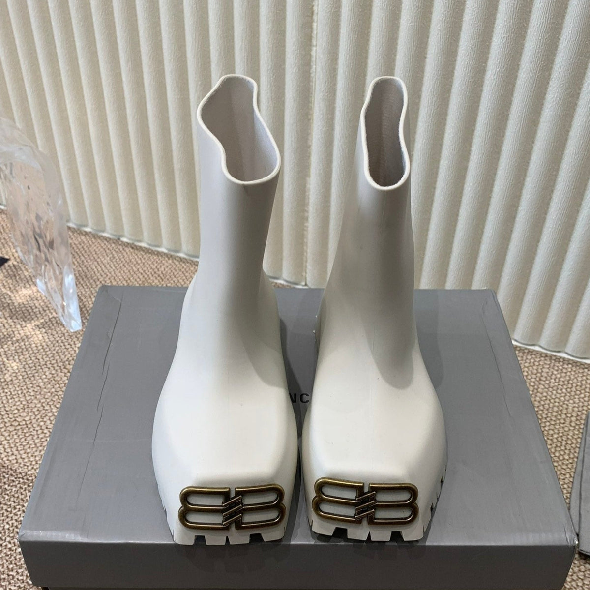 WHITE SCULPTED RUBBER BOOTS WITH GOLD MONOGRAM