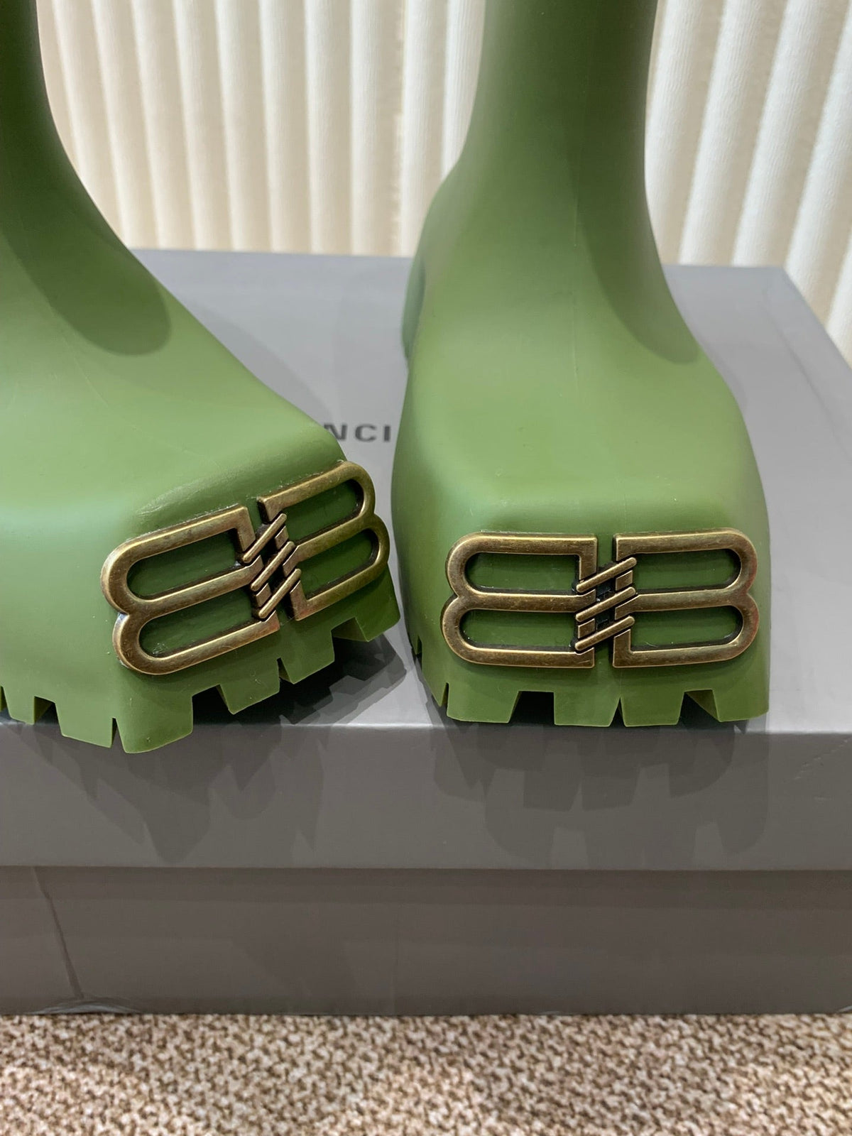 GREEN SCULPTED RUBBER BOOTS WITH GOLD MONOGRAM
