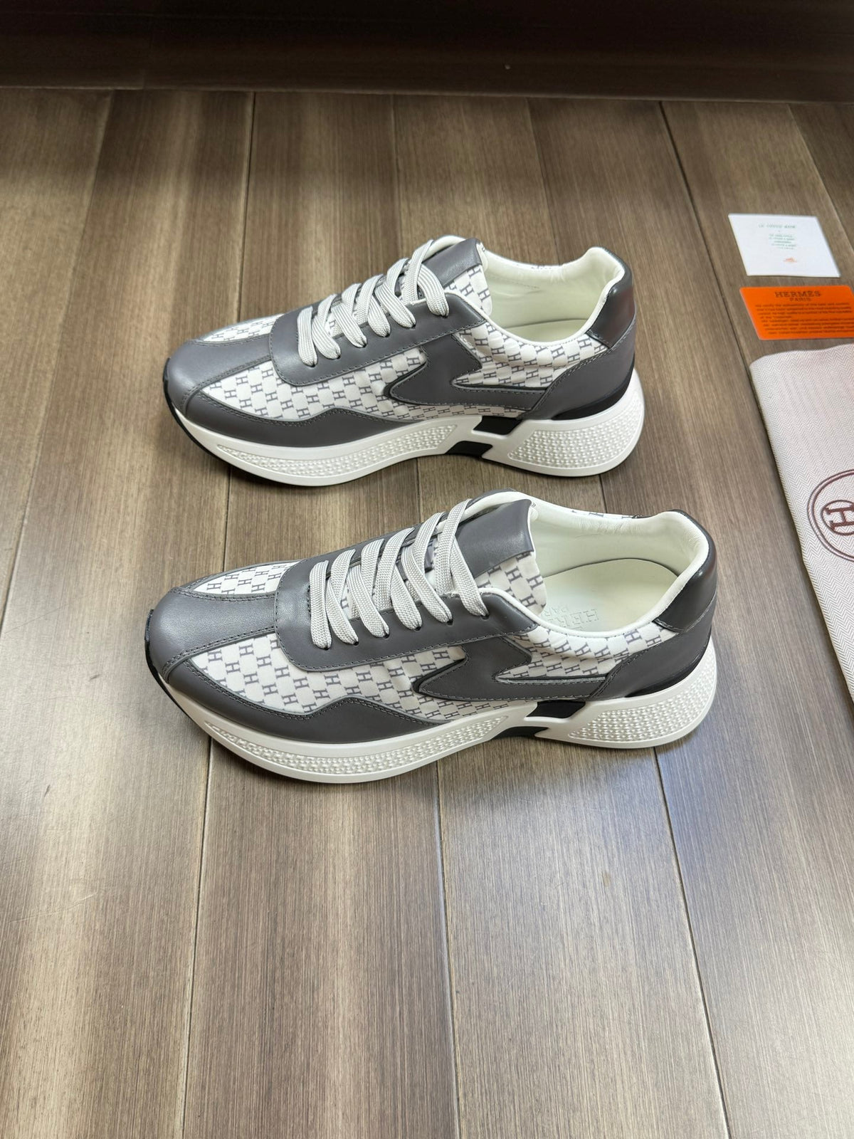 HM PRINTED SNEAKER WHITE AND GRAY TOTEM FABRIC