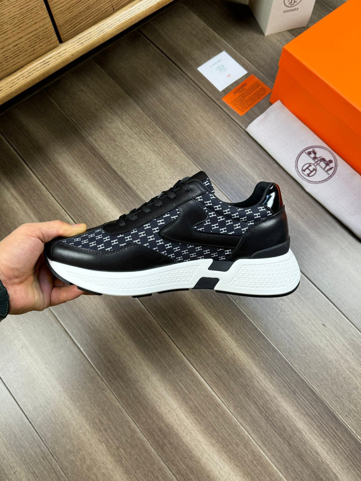HM PRINTED SNEAKER BLACK TOTEM FABRIC