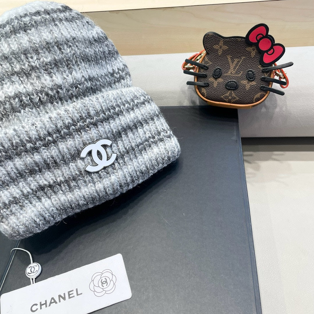 STRIPED KNITTED HAT IN LIGHT GRAY WOOL 424514