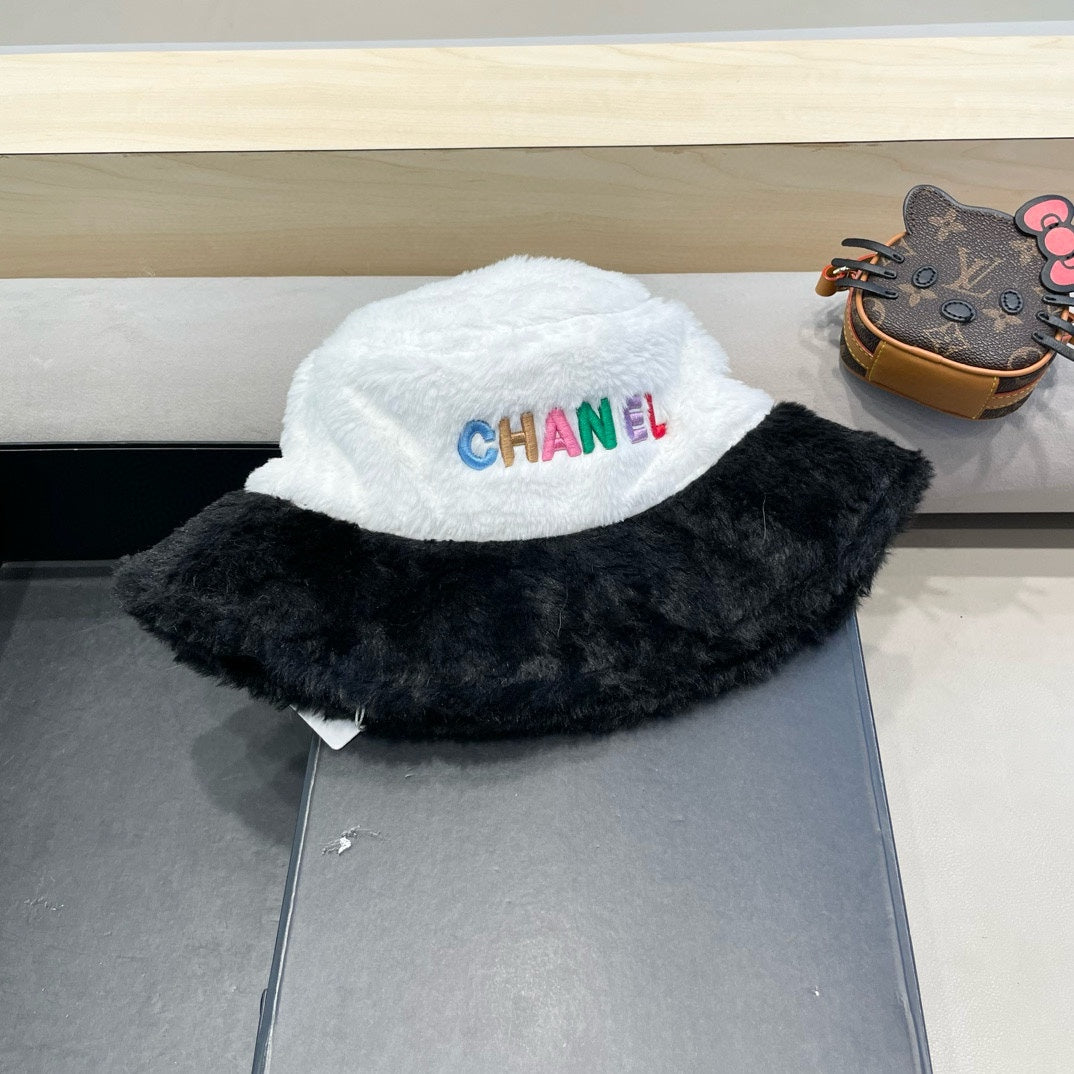 BUCKET HAT IN WHITE MIX BLACK LAMB FUR 430218