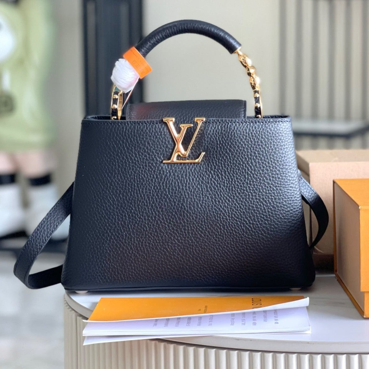 CAPUCINES BB 27 BLACK TAURILLON GOLD HARDWARE
