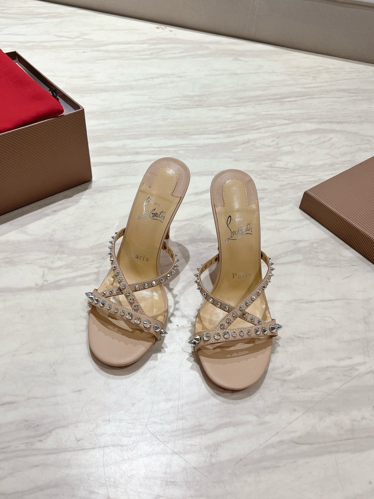 CL 25 Cross-Strap Slippers Nude Gloss Calf Patent Leather Rivets 314926