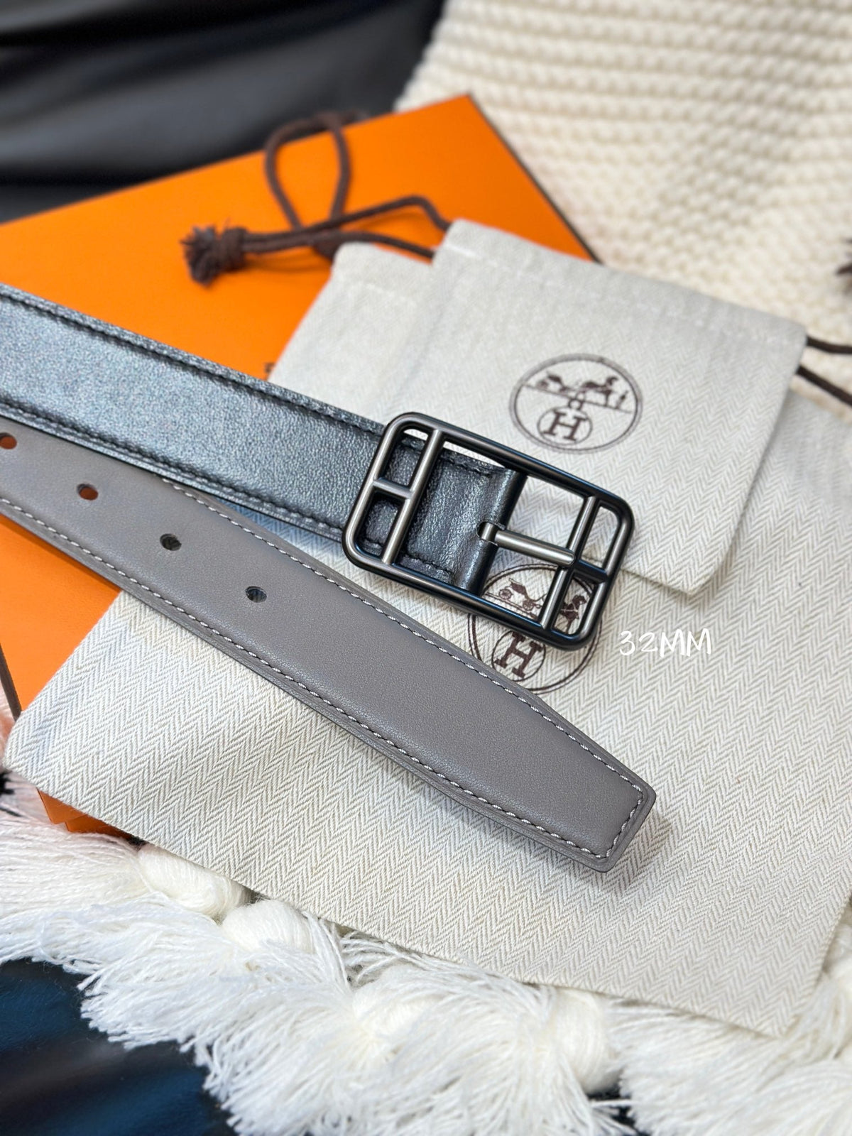HM CAPE COD 32MM REVERSIBLE BELT BLACK AND KHAKI BROWN LEATHER BLACK HARDWARE