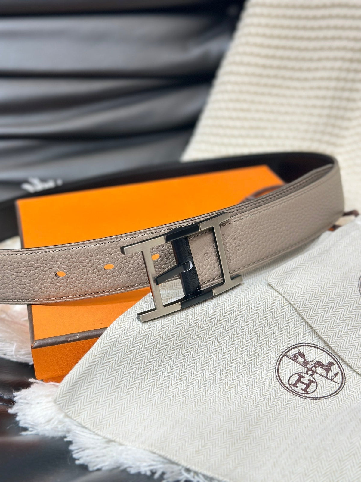 HM NEO TANDEM 32MM REVERSIBLE BELT BLACK AND TAN LEATHER SILVER BUCKLE