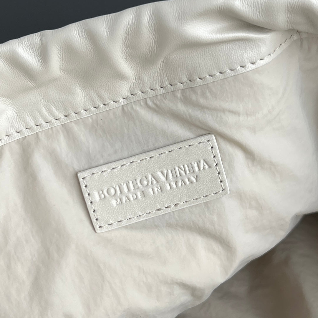 BV Dustbag 32cm White Burgundy Soft Cowhide 545178