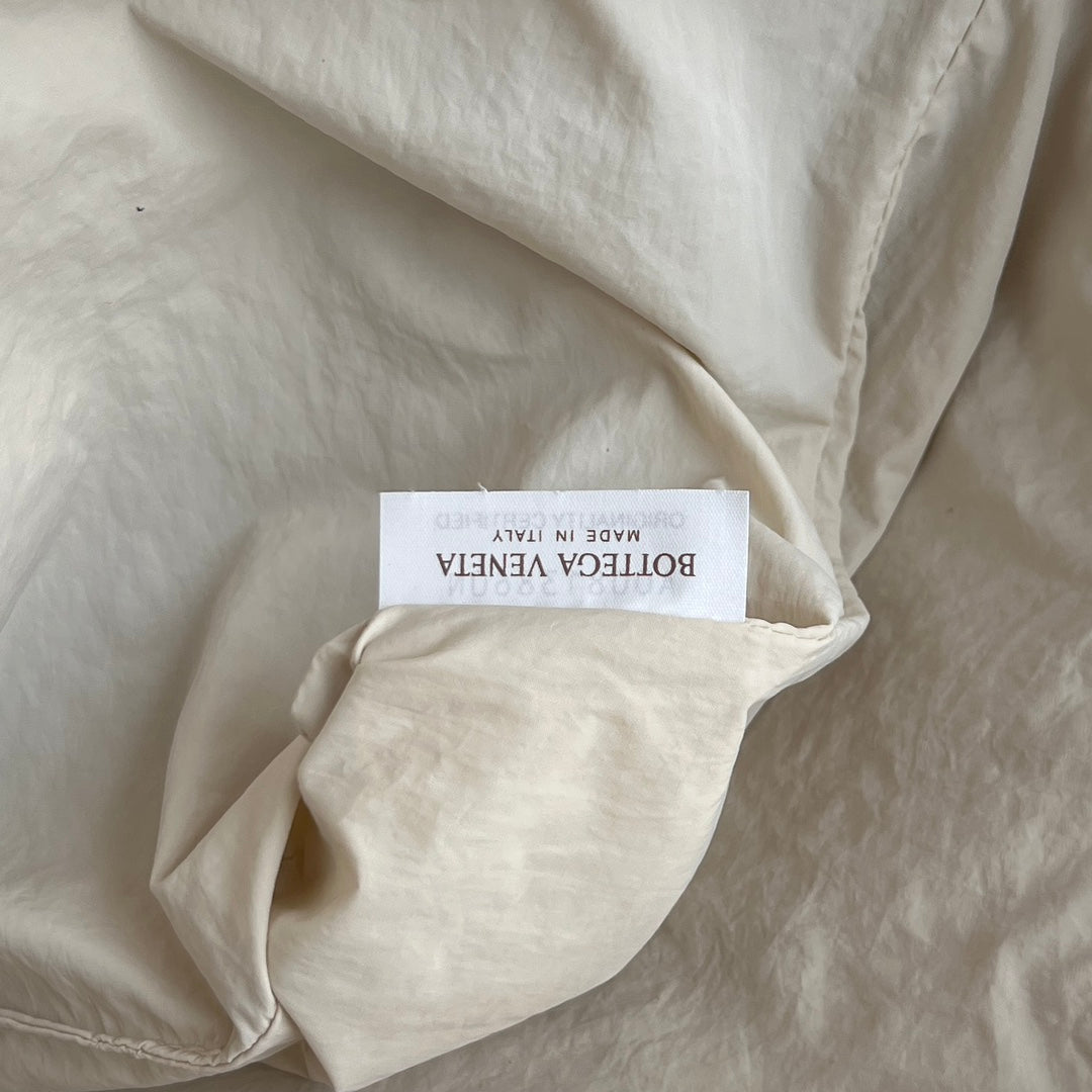 BV Dustbag 32cm White Burgundy Soft Cowhide 545178
