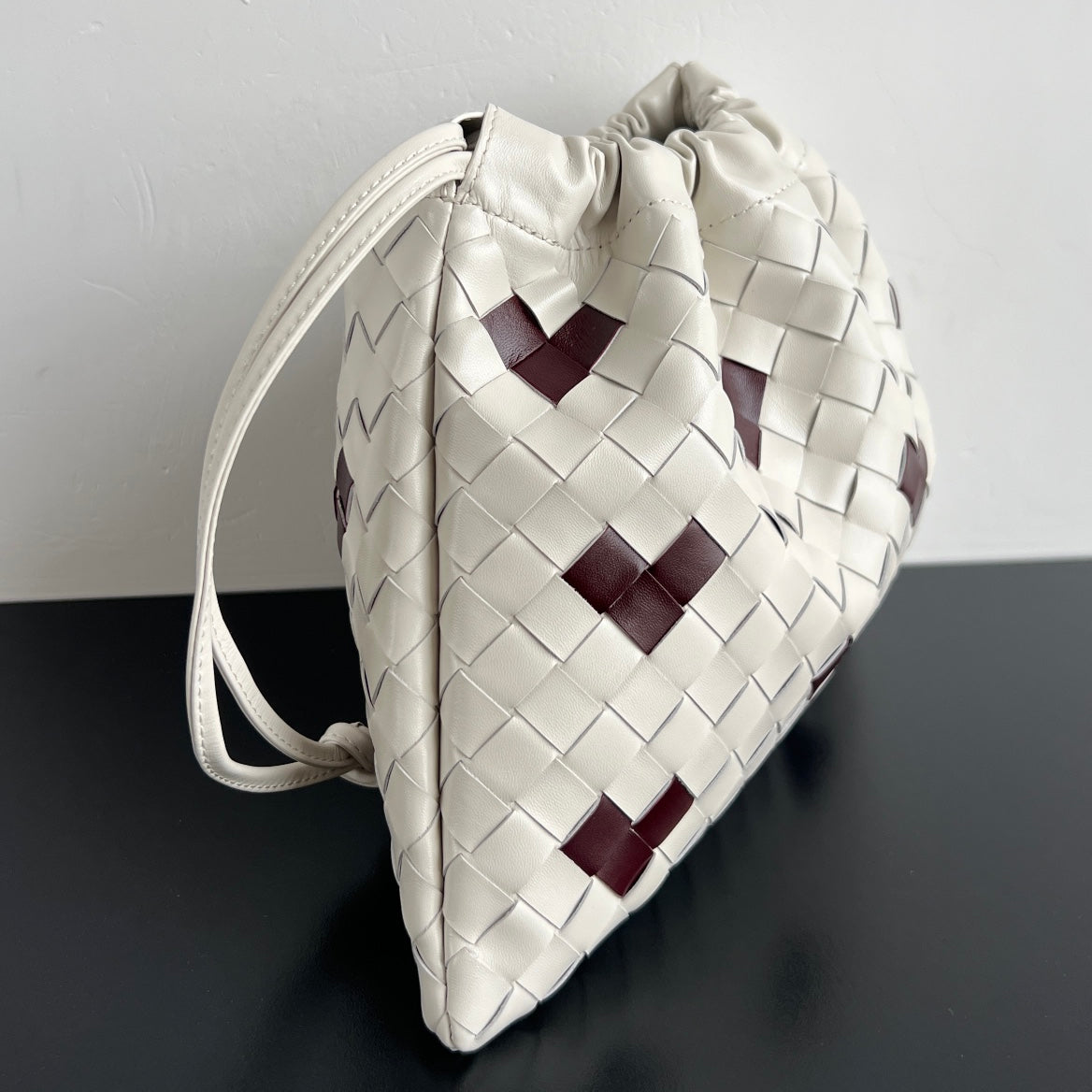 BV Dustbag 32cm White Burgundy Soft Cowhide 545178