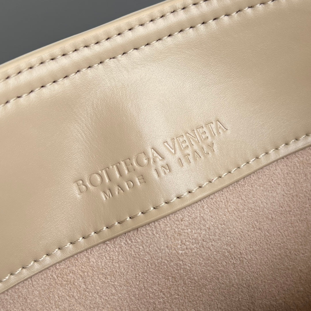 BV Liberta Bucket Beige Smooth Calfskin Suede 559326