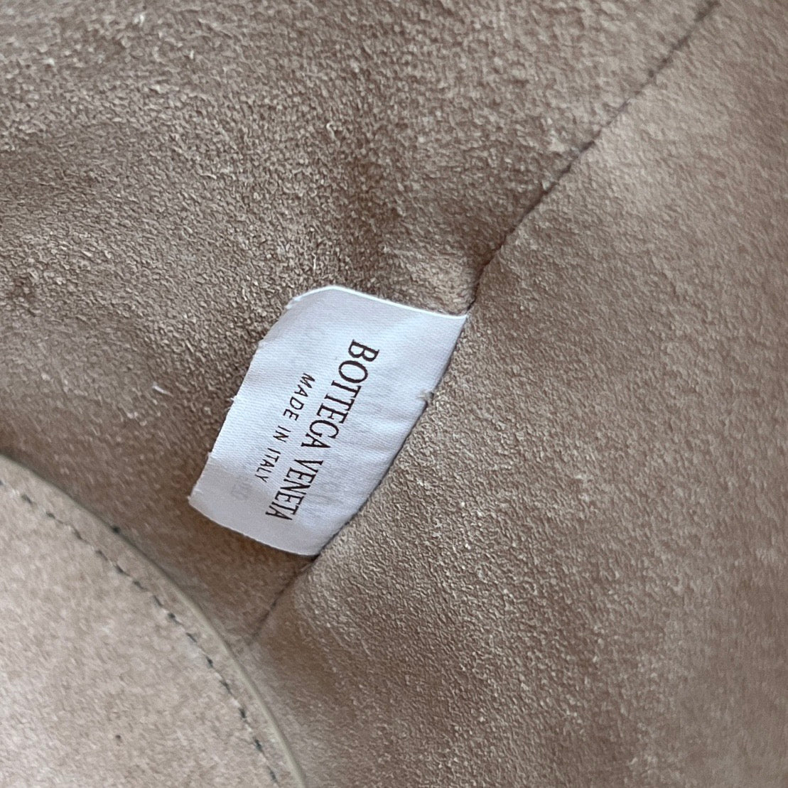 BV Liberta Bucket Beige Smooth Calfskin Suede 559326