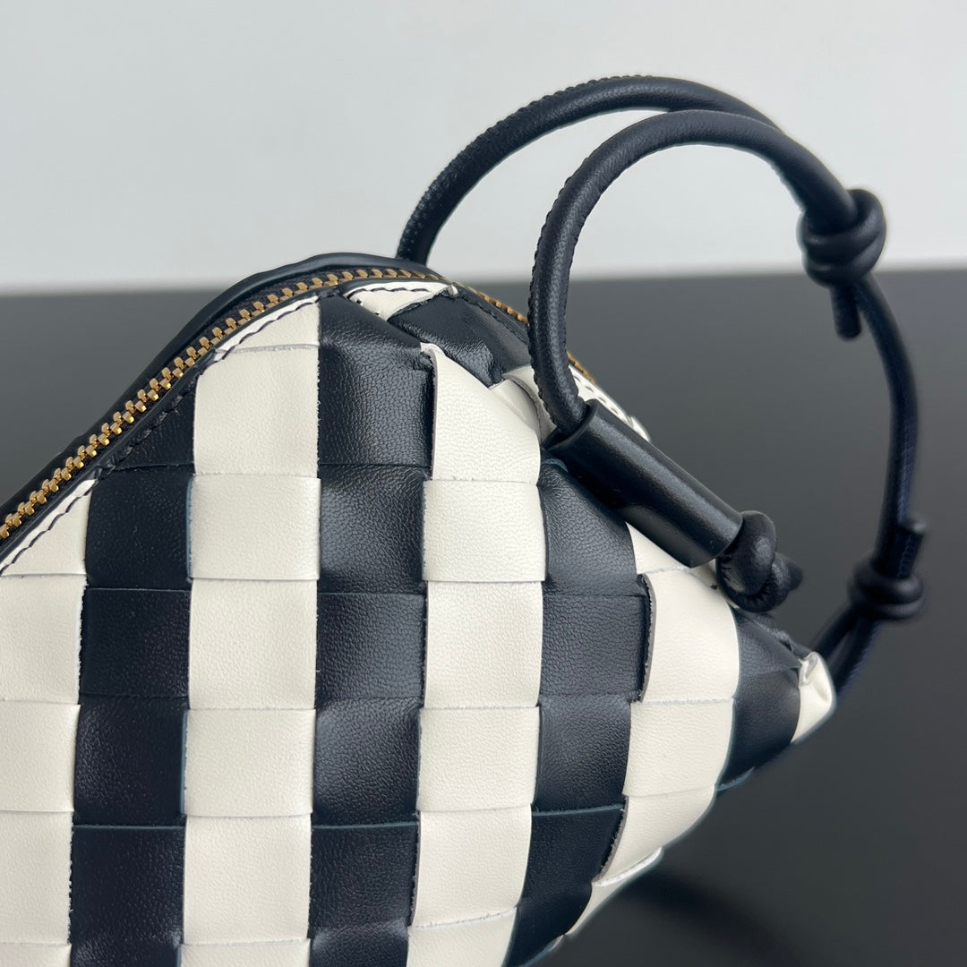 BV Concert Pouch 18.5cm White Black Lambskin 563684