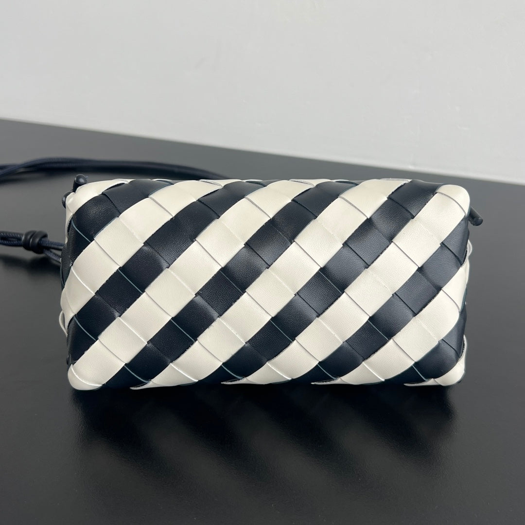 BV Concert Pouch 18.5cm White Black Lambskin 563684