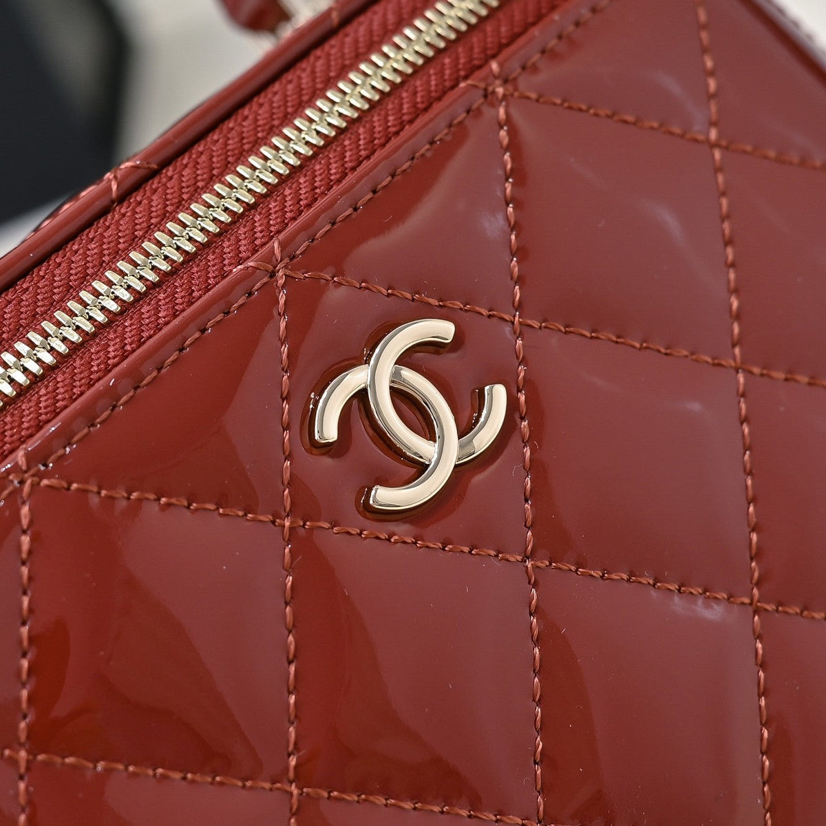 CC 24P Vanity Top Handle 16.5cm Red Patent Calfskin Light Gold Hardware