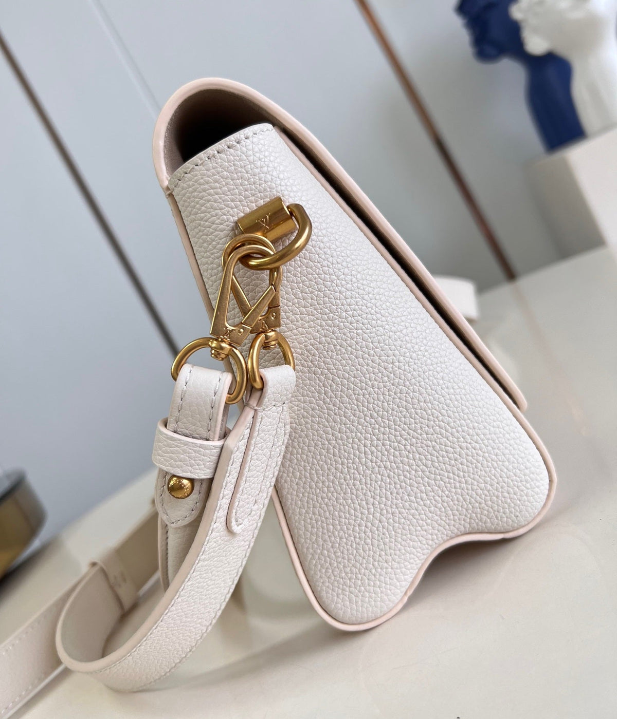 lv soft twist 27cm quartz calfskin gold hardware
