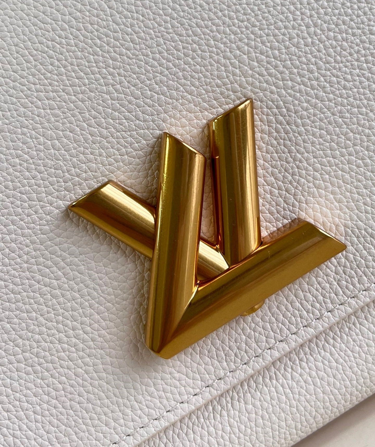lv soft twist 27cm quartz calfskin gold hardware