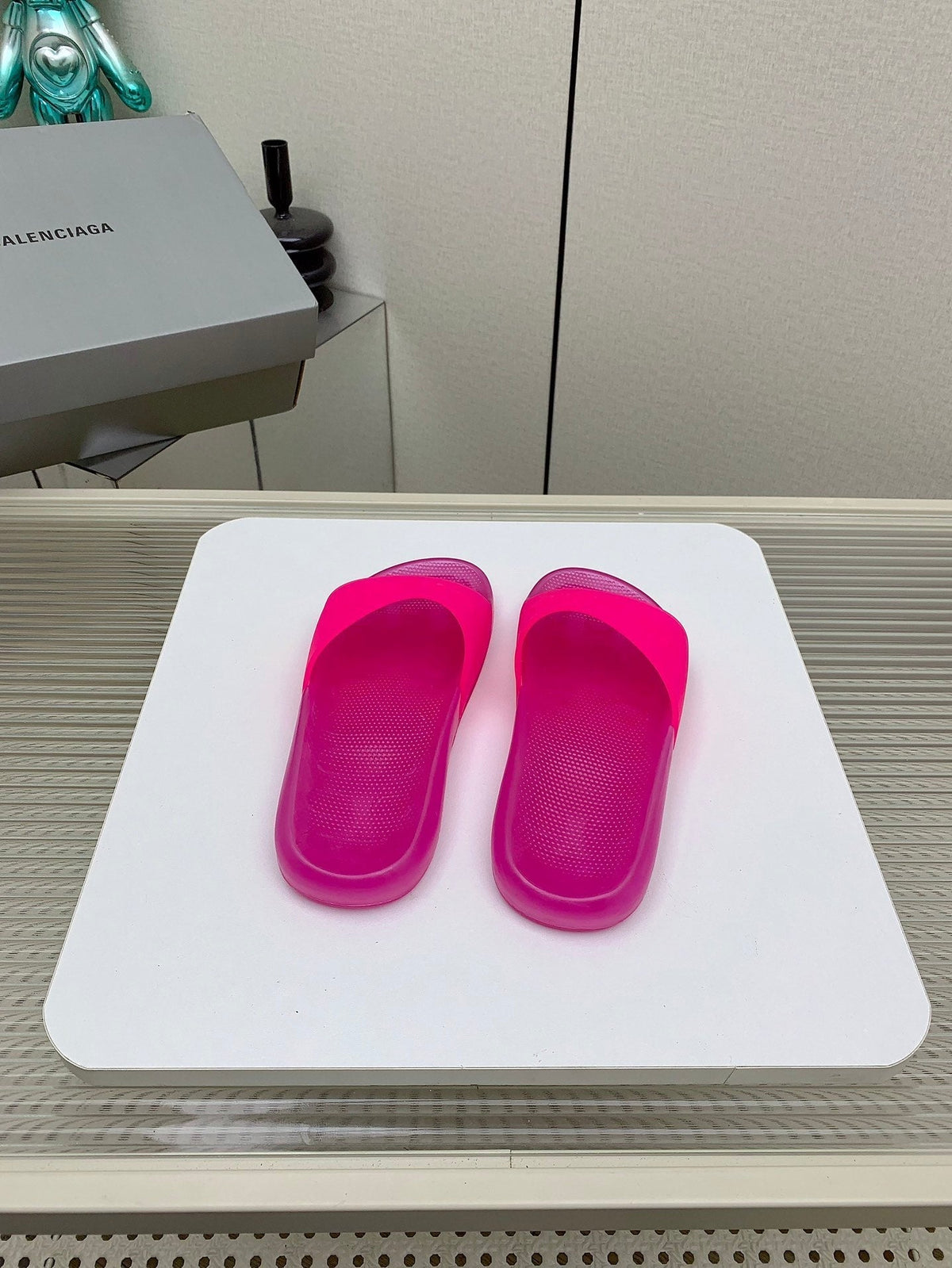 POOL SLIDE SANDAL IN JELLY PINK RUBBER