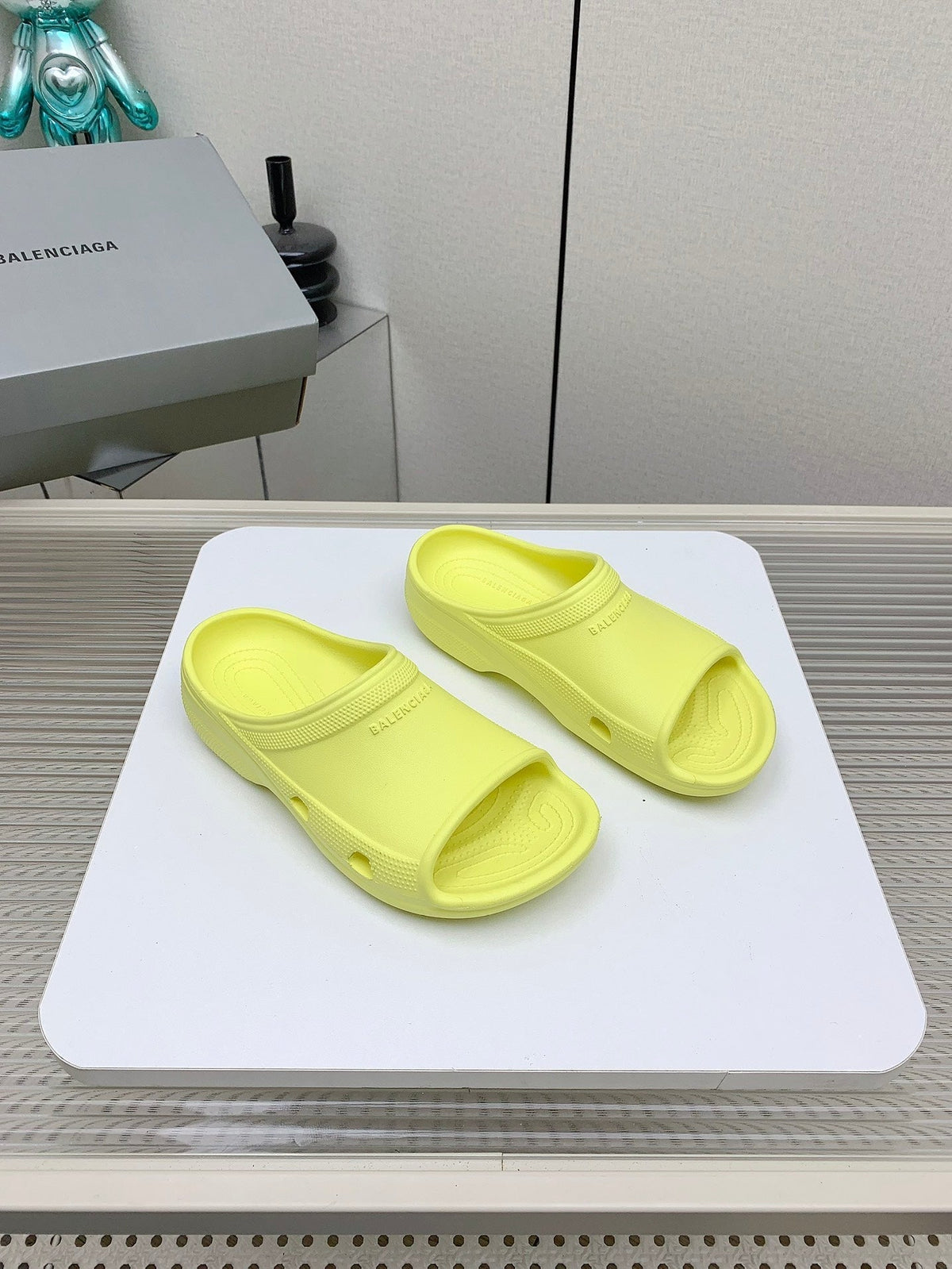 POOL CROCS IN MANZ YELLOW RUBBER