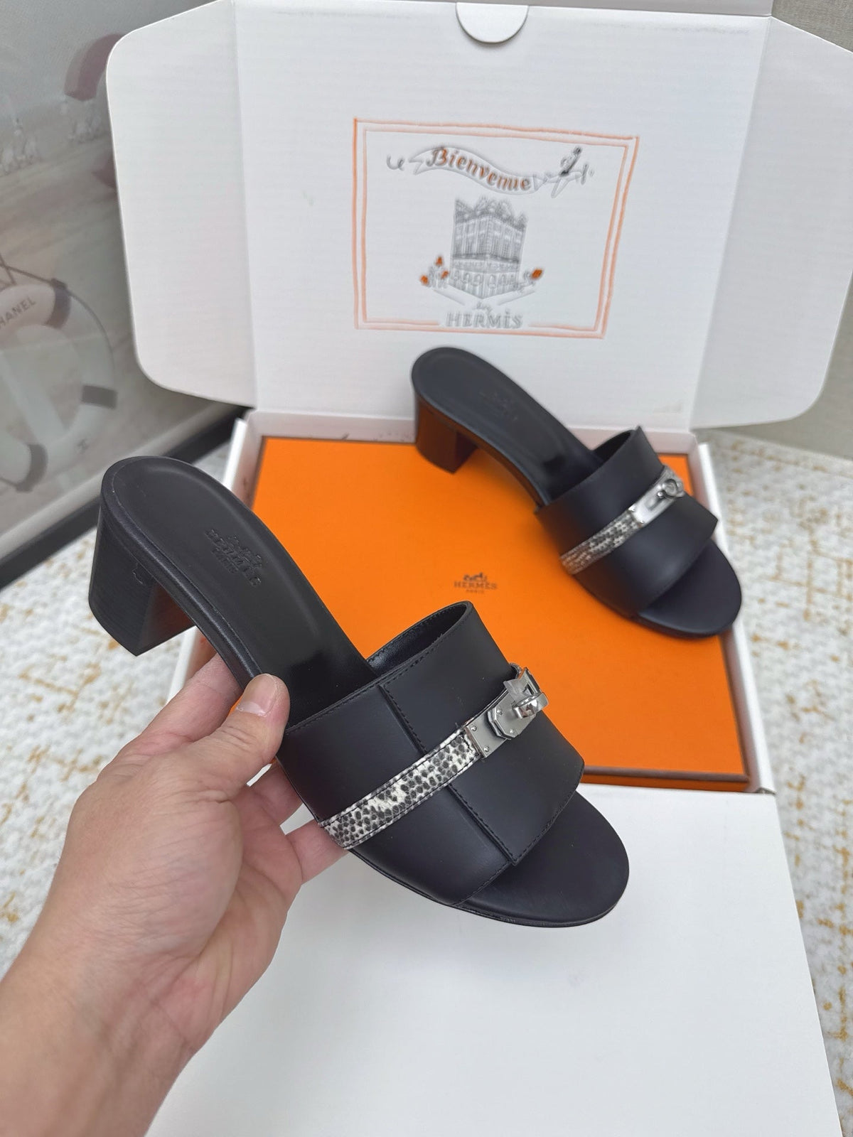 HM 26ss Oasis Sandals 50 Black Cowhide Sliver Buckle 625156