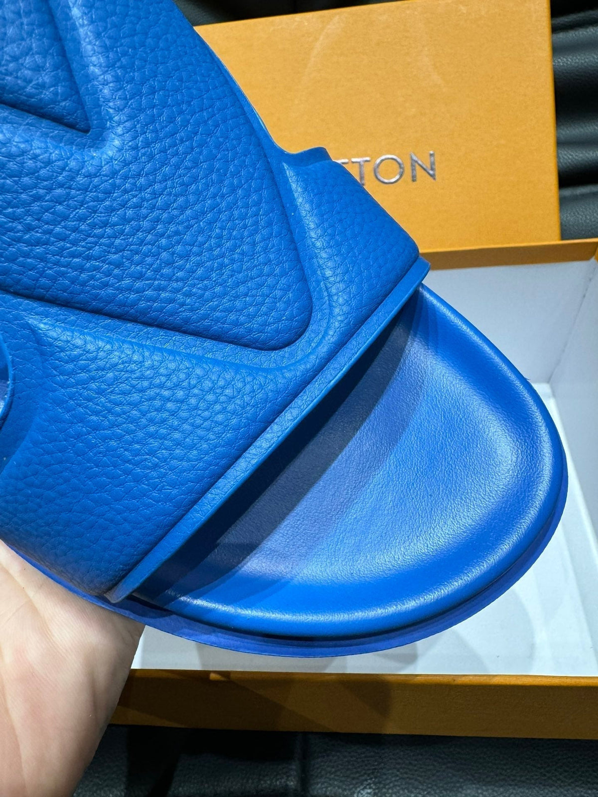 LV OASIS MULE IN COBALT BLUE CALFSKIN